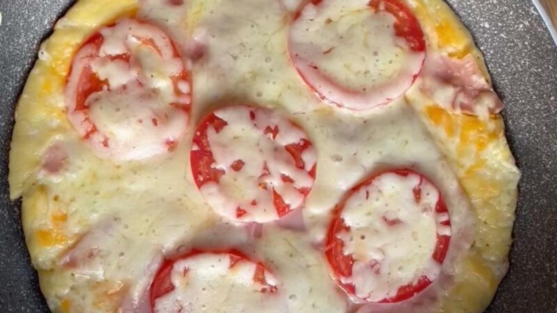 Pizza la tigaie gata în 15 minute – E demențială și e super ușor de făcut