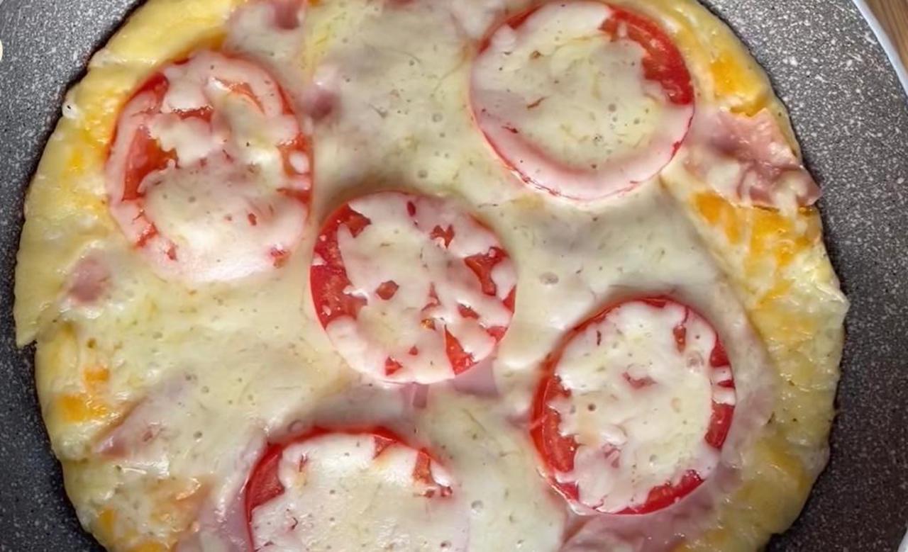 Pizza la tigaie gata în 15 minute – E demențială și e super ușor de făcut