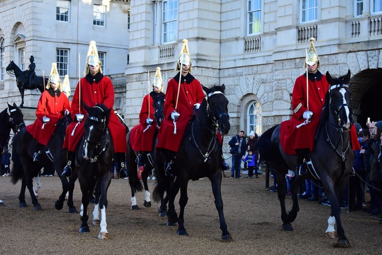 Incident terifiant la Palatul Buckingham. Un copil a fost mușcat de calul Gărzii Regale – Video