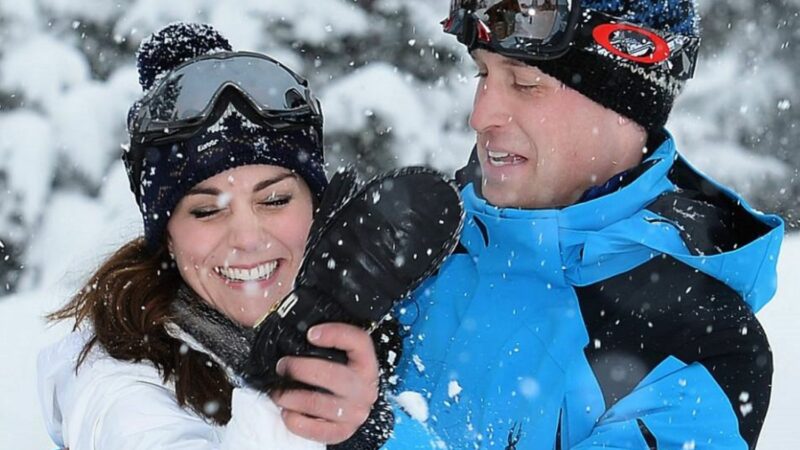Cât costă adidașii pe care Kate Middleton i-a purtat în felicitarea de Crăciun. Detaliul bizar care i-a pus pe jar pe experții în limbajul trupului