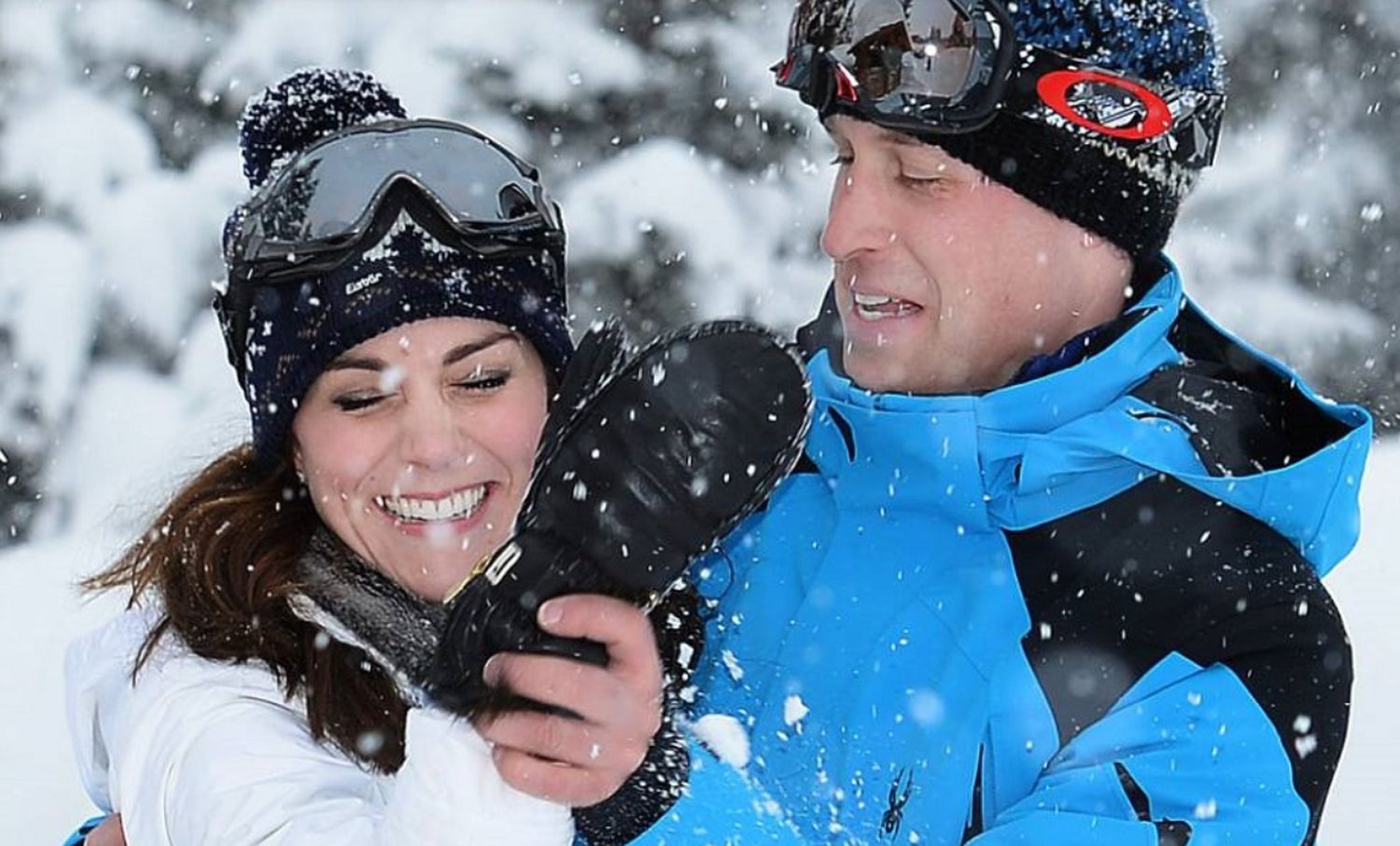 Cât costă adidașii pe care Kate Middleton i-a purtat în felicitarea de Crăciun. Detaliul bizar care i-a pus pe jar pe experții în limbajul trupului