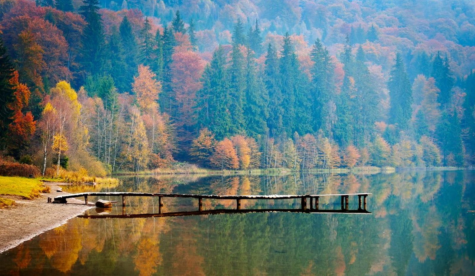 Legendele lacului sfânta Ana, singurul lac vulcanic din România, tulbură și acum