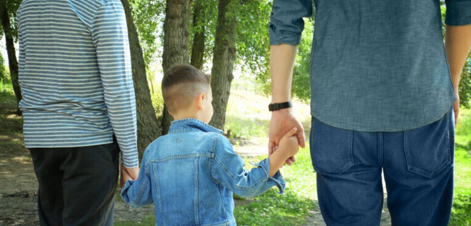 Comisia Europeană anunță noi reguli pentru părinții homosexuali. Vor avea certificat