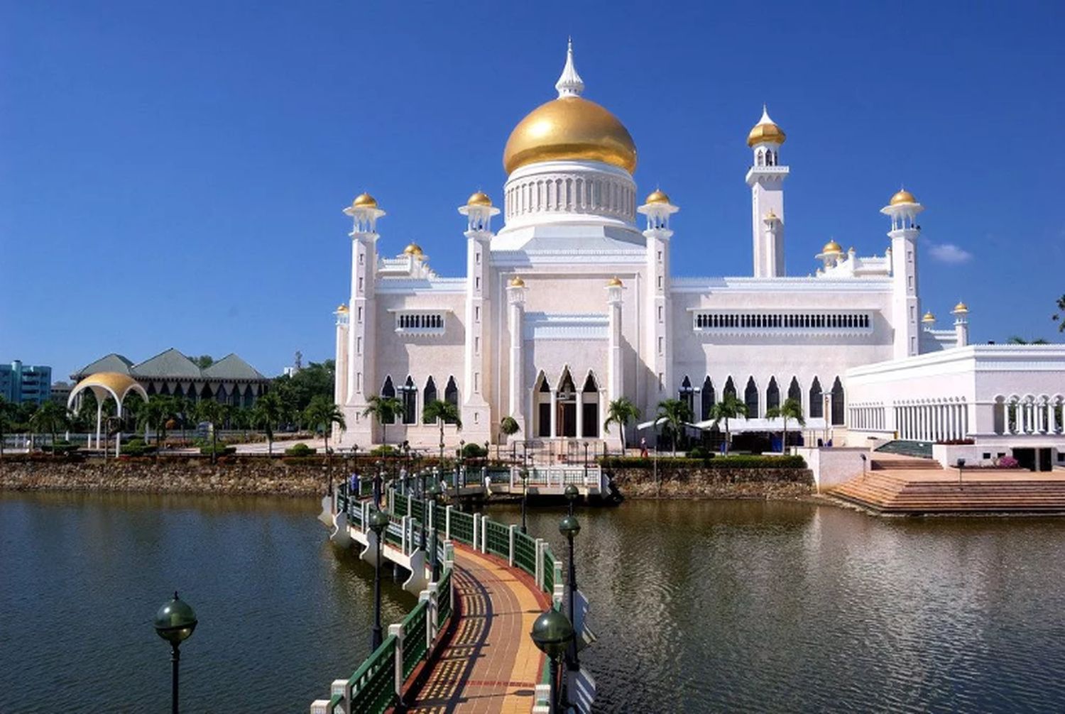 Palatul sultanului din Brunei, „Lumina credinței”, cea mai mare reședință din lume. Iată cum arată grajdul și garajul