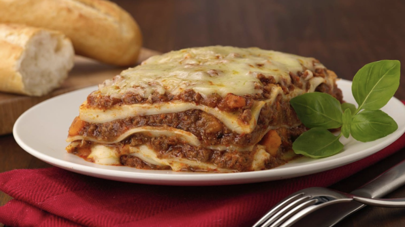 Rețetă de lasagna clasică cu ragu și sos Bechamel