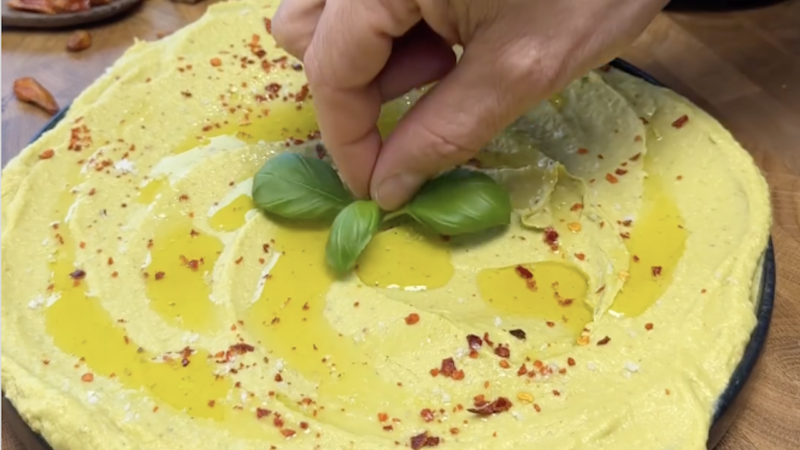Rețetă: Pastă de humus cu avocado și busuioc, gustarea perfectă