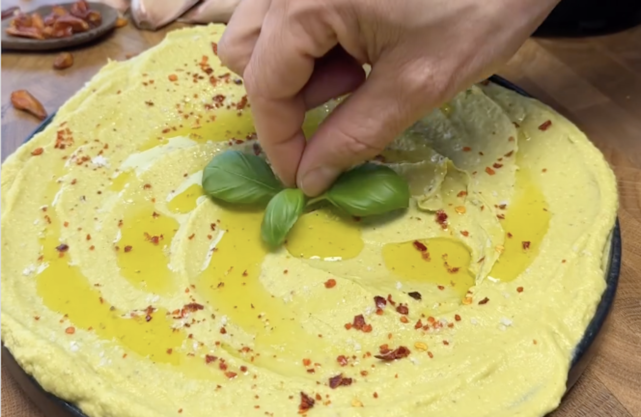 Rețetă: Pastă de humus cu avocado și busuioc, gustarea perfectă