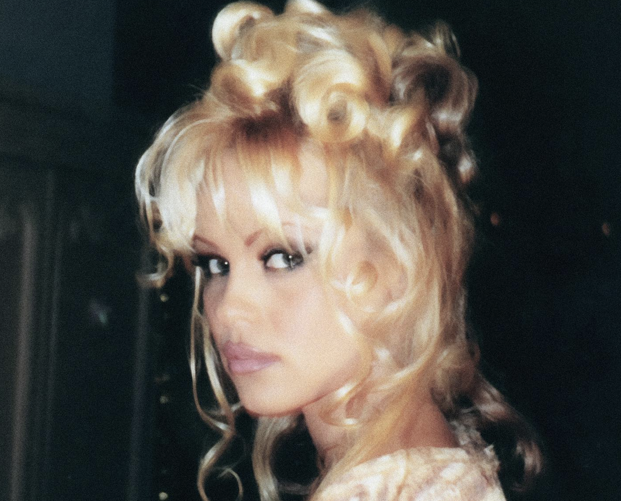 Pamela Anderson, reacție dură despre documentarul în care s-a arătat cum a ajuns înregistrarea filmării din dormitor pe piață. În peliculă joacă și un român