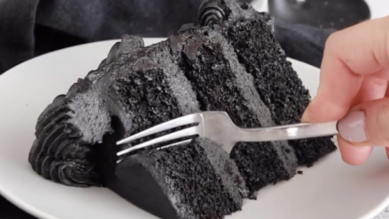 Super rețetă! Tort „catifea neagră” – o apariție exotică printre deserturi