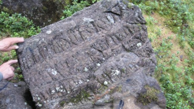 Descoperire șocantă. Ce au scris oamenii, în urmă cu 2000 de ani, pe pietrele din munții Transilvaniei: „O vei chema în casa ta…”