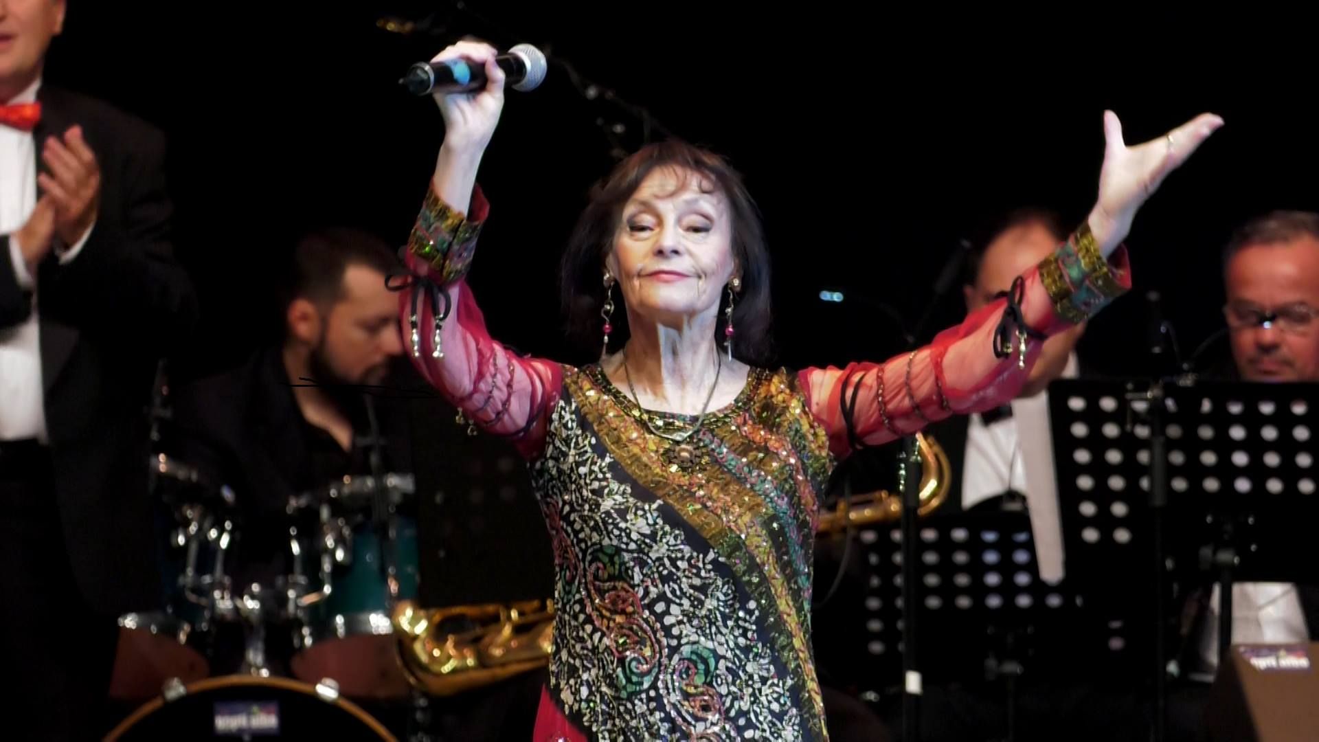 La 86 de ani, celebra cântăreață Marina Voica șterge praful încălțată în pantofi cu toc. Iată motivul