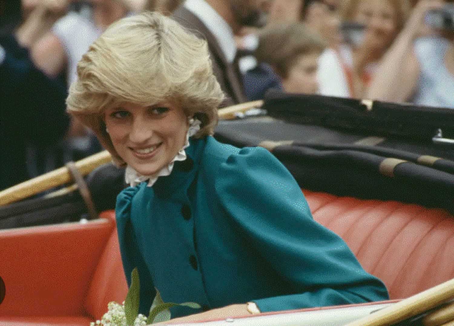 Celebra rochie ca o lalea, din catifea violet, a prințesei Diana a fost vândută la licitație pentru o sumă fabuloasă