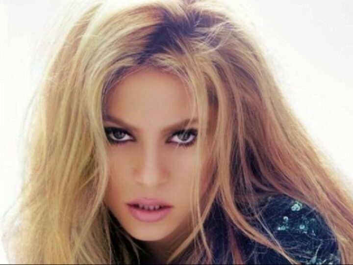 Shakira, idolul nevestelor de pretutindeni. Artista i-a ridicat soacrei statuie și i-a pus-o în fața casei. Statuia e o vrăjitoare!