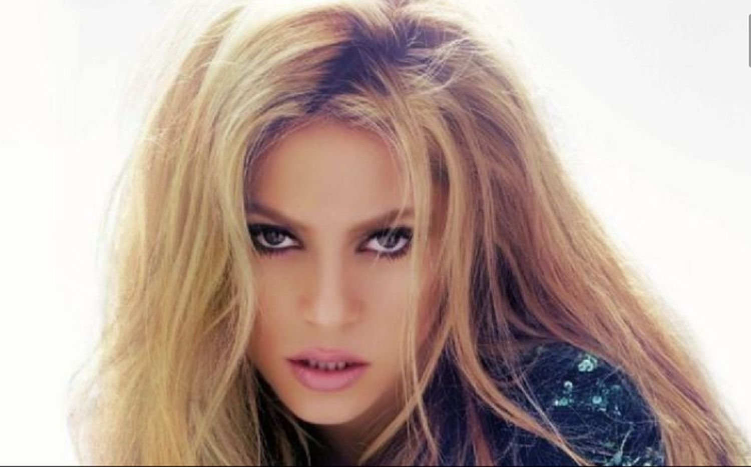 Shakira, idolul nevestelor de pretutindeni. Artista i-a ridicat soacrei statuie și i-a pus-o în fața casei. Statuia e o vrăjitoare!