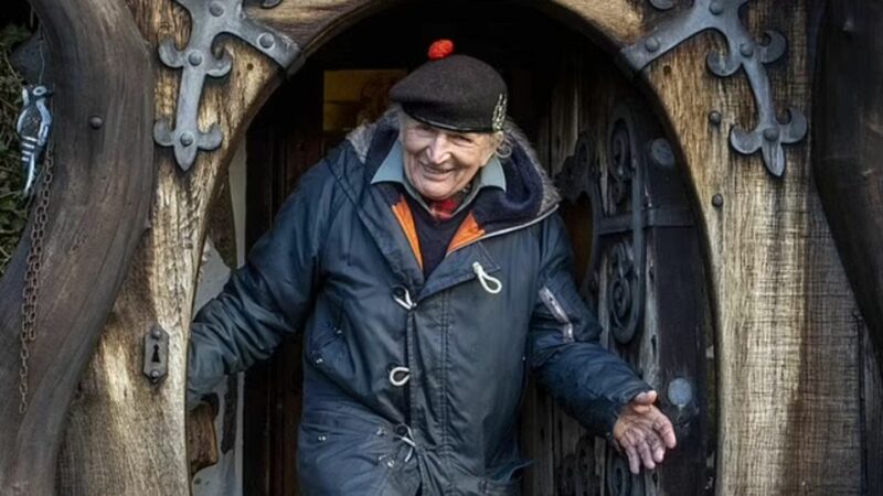 Un tâmplar de 90 de ani și-a construit “Casa Hobbitului”, deși nu a văzut niciodată Stăpânul Inelelor. A lucrat 46 de ani. Fotografiile spun totul