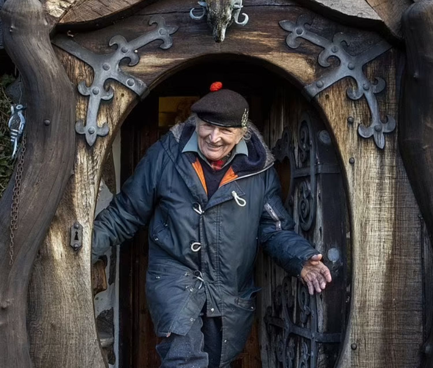 Un tâmplar de 90 de ani și-a construit “Casa Hobbitului”, deși nu a văzut niciodată Stăpânul Inelelor. A lucrat 46 de ani. Fotografiile spun totul