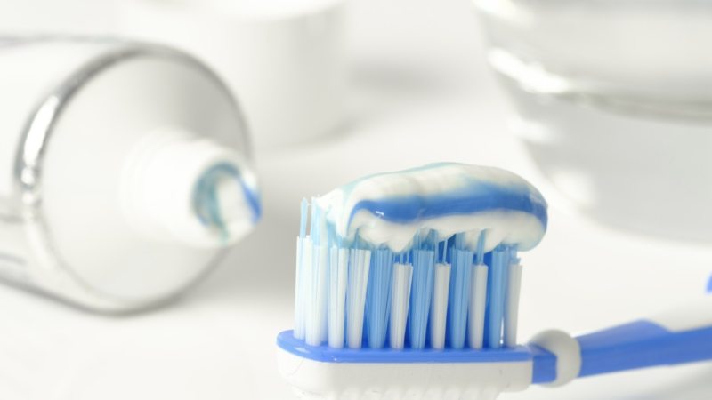 Când și cum trebuie să vă spălați pe dinți – înainte sau după micul dejun. Răspunsul experților e uimitor