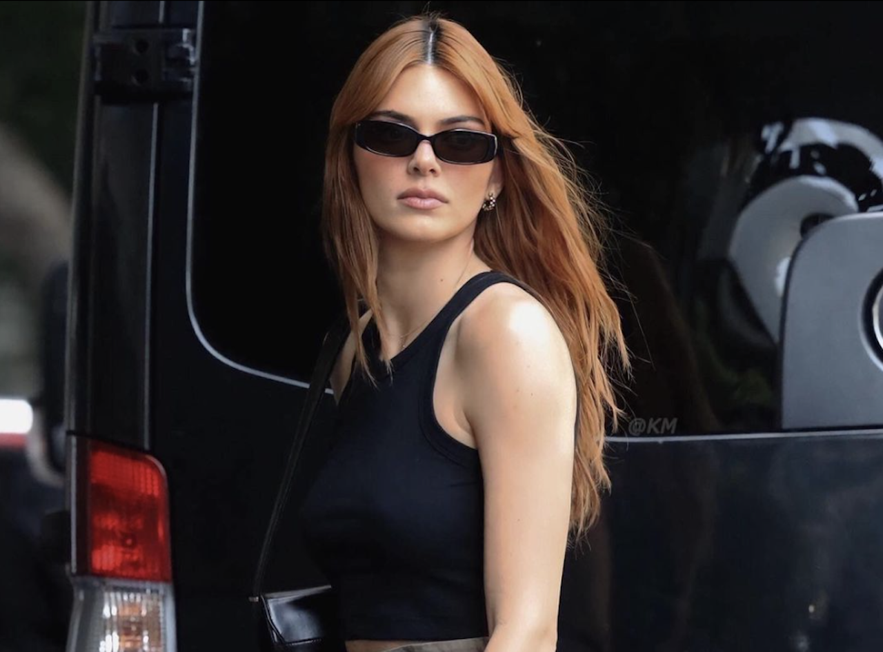 Fashion: Kendall Jenner își însușește un nou trend controversat. Voi ați ieși așa pe stradă?