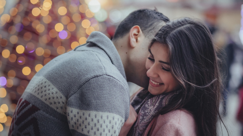 Doi îndrăgostiți se sărută în parc. Intervine un bărbat: „Îmi cer scuze, dar trebuie…” Bancul zilei