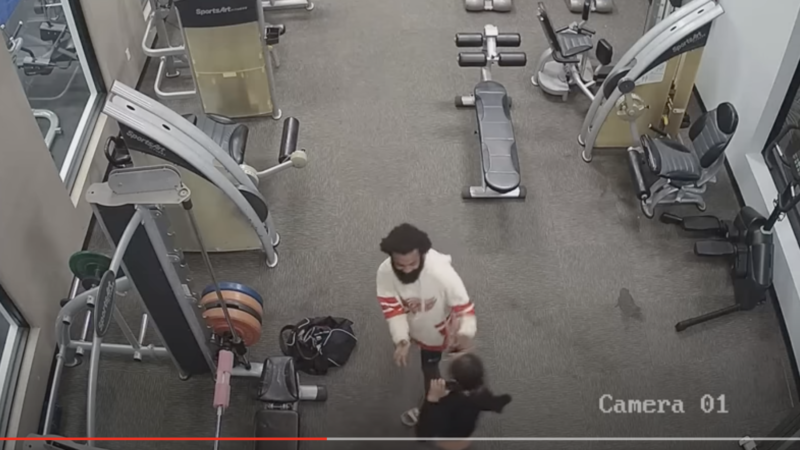 Video. Un bărbat a vrut să agreseze o fată în sala de sport, însă a avut o surpriză când a pus mâna pe ea