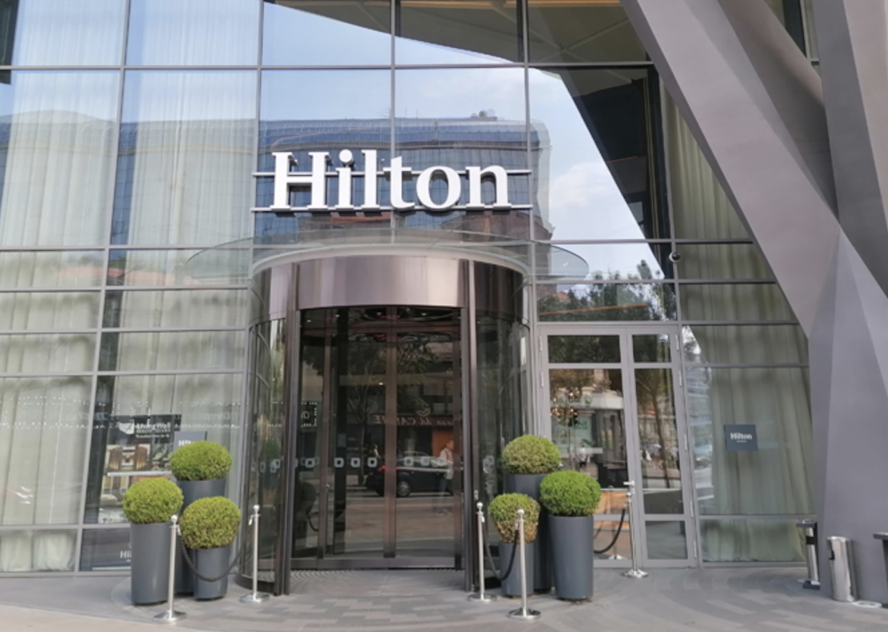 Cum arată moștenitorul imperiului Hilton. Lumea îl vede acum pentru prima dată