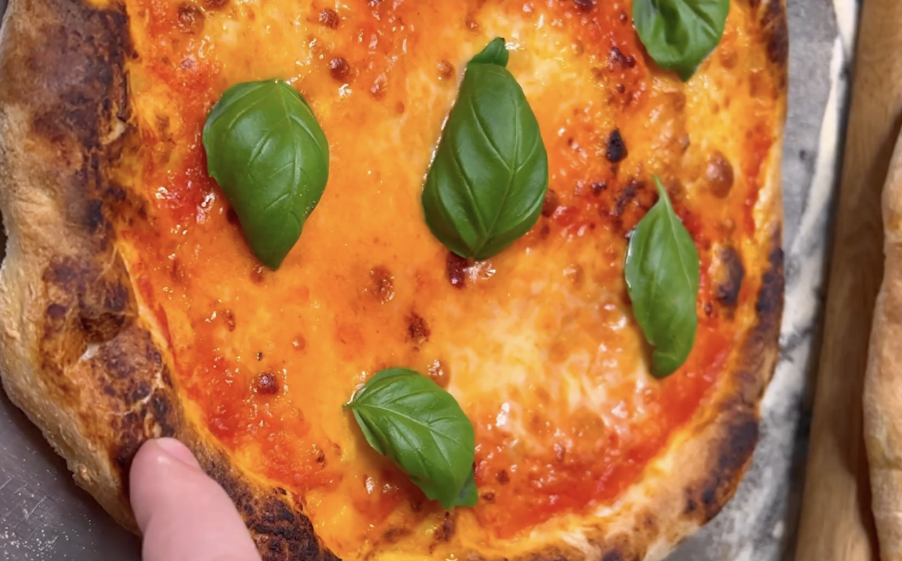 Dacă ți-e poftă de pizza, iată rețeta cea mai simplă prin care poți să o prepari rapid acasă
