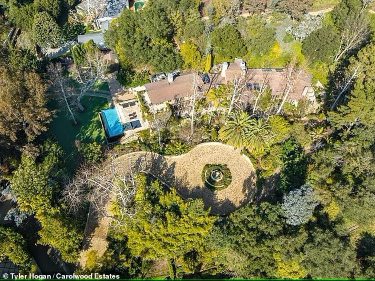 Jennifer Lopez își scoate la vânzare superba vilă Bel Air pentru un preț cu mult mai mare decât la cumpărare. Imagini fascinante