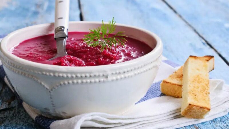 Supă cremă de sfeclă roșie, fină ca o catifea. Un fel de mâncare gustos și sănătos în Postul Paștelui
