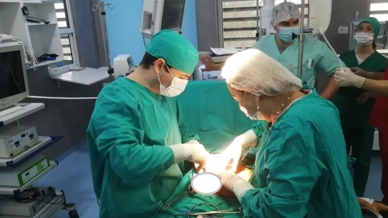 Operație demnă de record, la Buhuși, Bacău. Așa a ajuns o femeie de 75 de ani la spital – Medicii au fost șocați