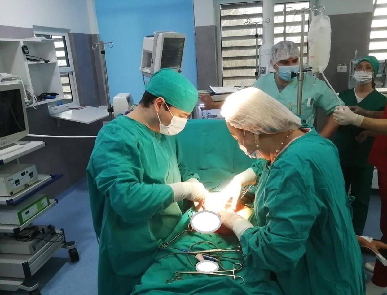 Operație demnă de record, la Buhuși, Bacău. Așa a ajuns o femeie de 75 de ani la spital – Medicii au fost șocați