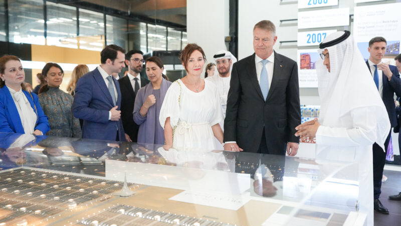 Iată ce rochie drăguță și croită conform protocolului a purtat Carmen Iohannis când l-a însoțit pe președinte în Emiratele Arabe!
