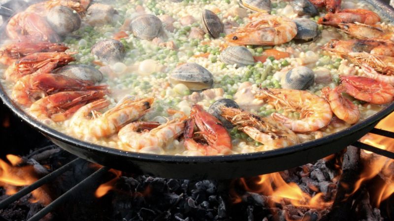 Rețetă de paella, mâncarea spaniolă preparată mai ales de bărbați. Se servește direct din tigaie