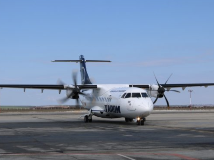 O femeie și un copil au alergat pe pista aeroportului Otopeni ca să prindă avionul. E incredibil cum au reacționat angajații – Video