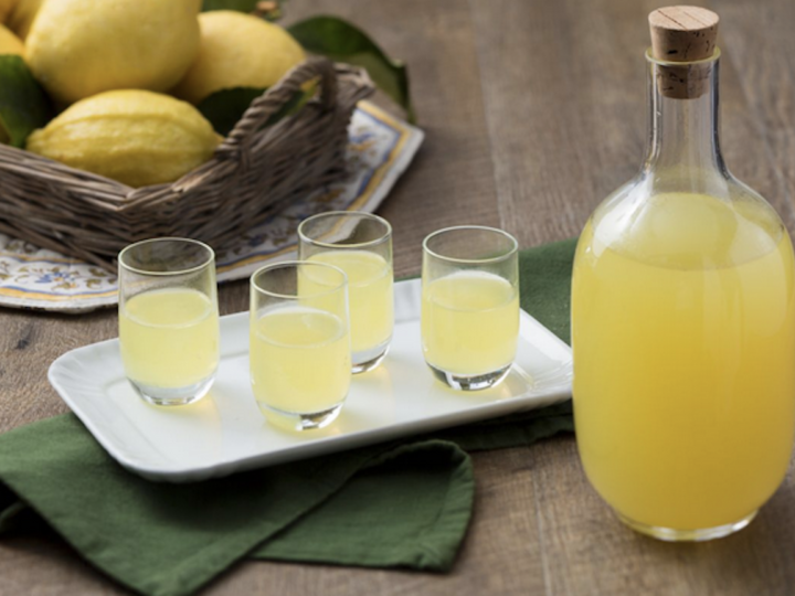 Puteți prepara și voi Limoncello. E atât de simplu că nu o să vă vină să credeți!