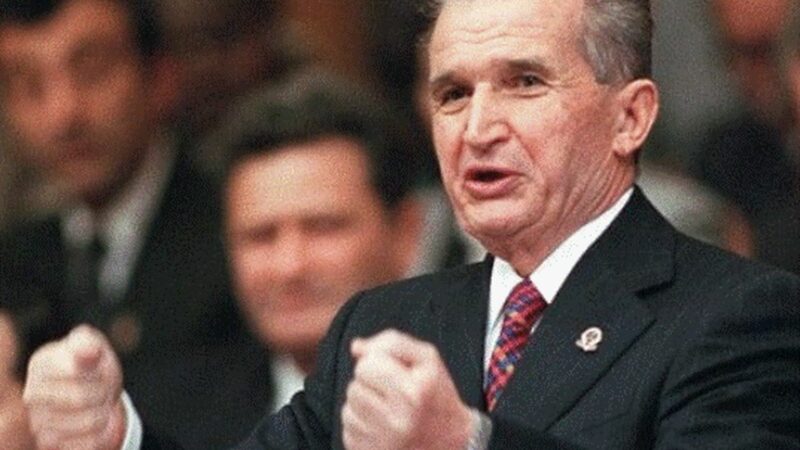Lucruri neștiute despre Nicolae Ceaușescu. Povestea celebrelor sale bucle și cum s-a îmbătat la cramă