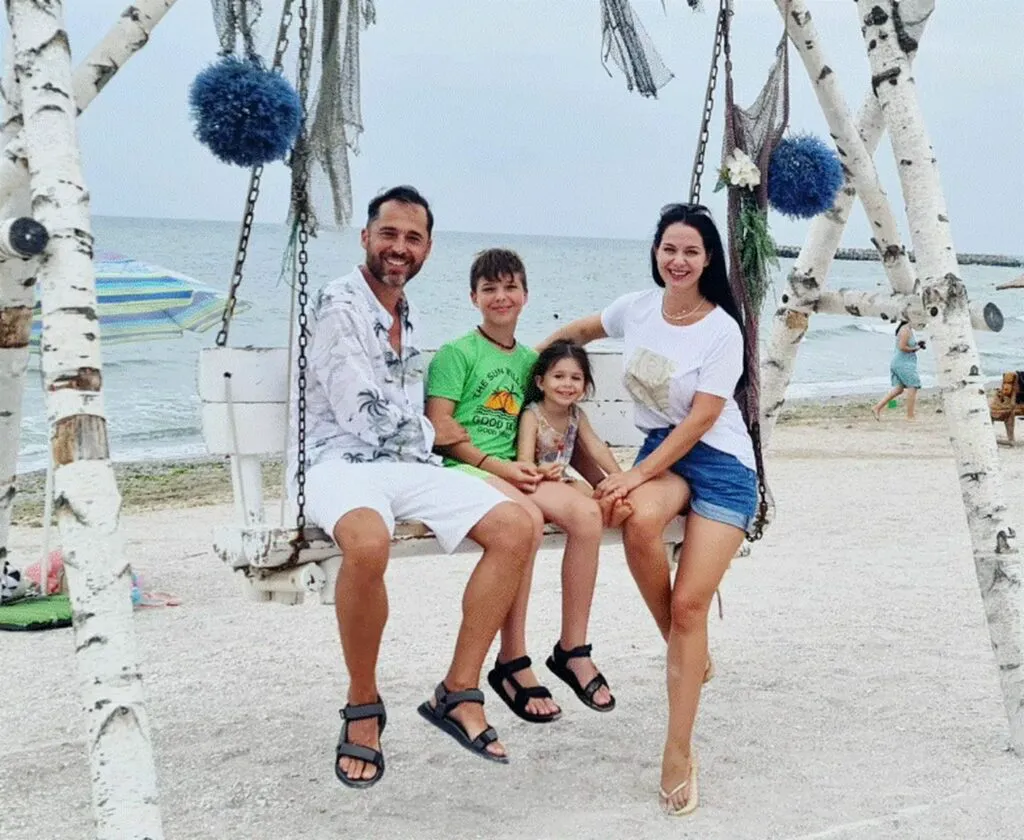 Deea, fosta soție a lui Dinu Maxer, preocupată de uterul ei. Ar mai vrea un copil