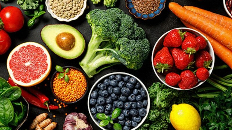 Acestea sunt cele mai contaminate fructe și legume. Specialiștii trag un semnal de alarmă