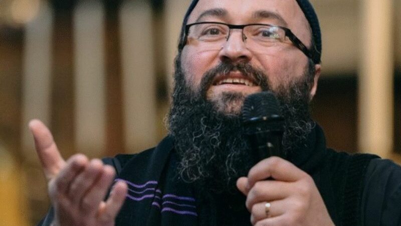 Ce se întâmplă cu preotul Visarion Alexa, la 3 ani de la acuzațiile femeii agresate. Instanța a luat o nouă decizie