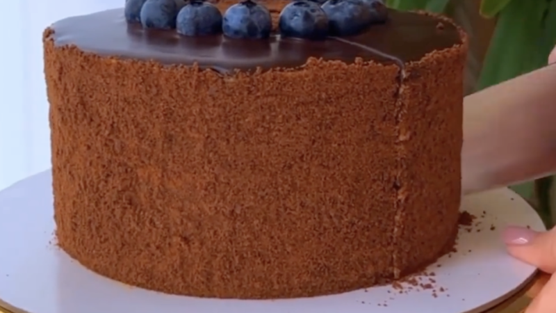 Tort cu ciocolată și miere, o rețetă pe care vă recomandăm să o încercați