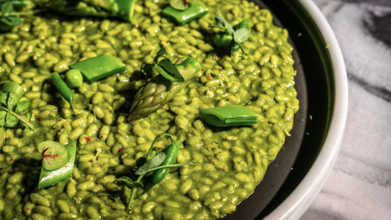 Cum prepară celebrul chef Jamie Oliver risotto verde, de primăvară