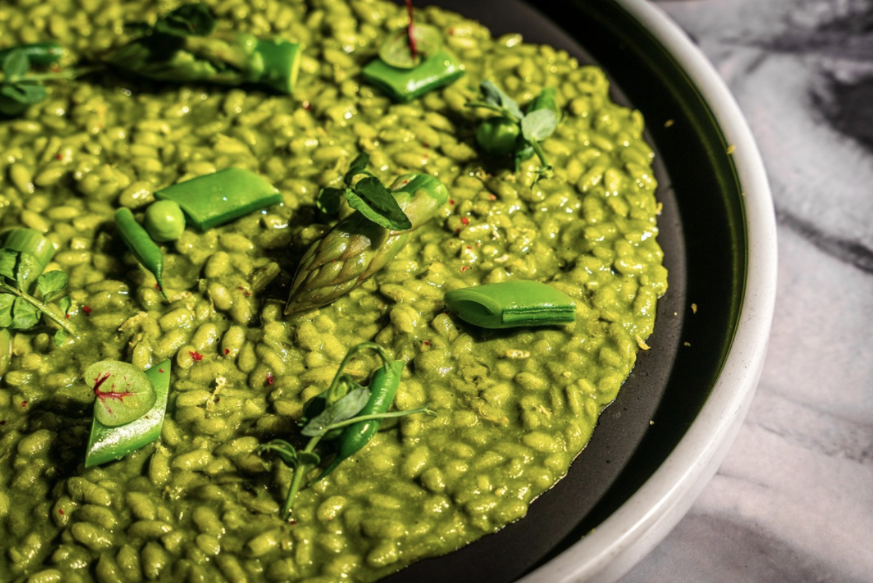 Cum prepară celebrul chef Jamie Oliver risotto verde, de primăvară