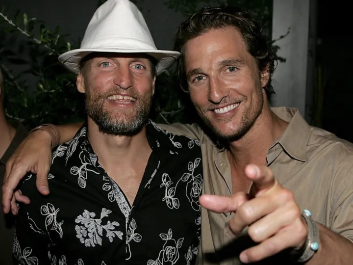 Sunt sau nu frați? Misterul actorilor Matthew McConaughey și Woody Harrelson revine la Hollywood. De ce întârzie testul ADN