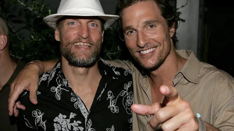Sunt sau nu frați? Misterul actorilor Matthew McConaughey și Woody Harrelson revine la Hollywood. De ce întârzie testul ADN
