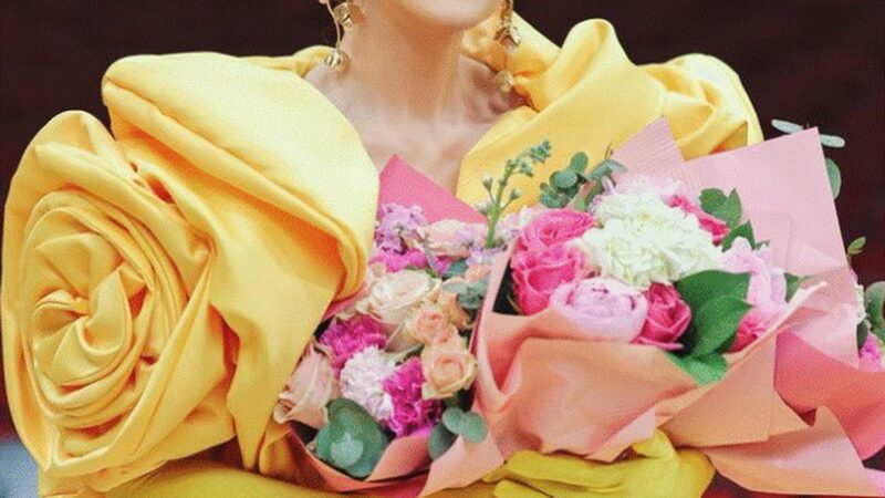 După ce a înșelat-o 11 ani, Alexandru Ciucu se laudă cu un buchet de flori dus soției Alina Sorescu