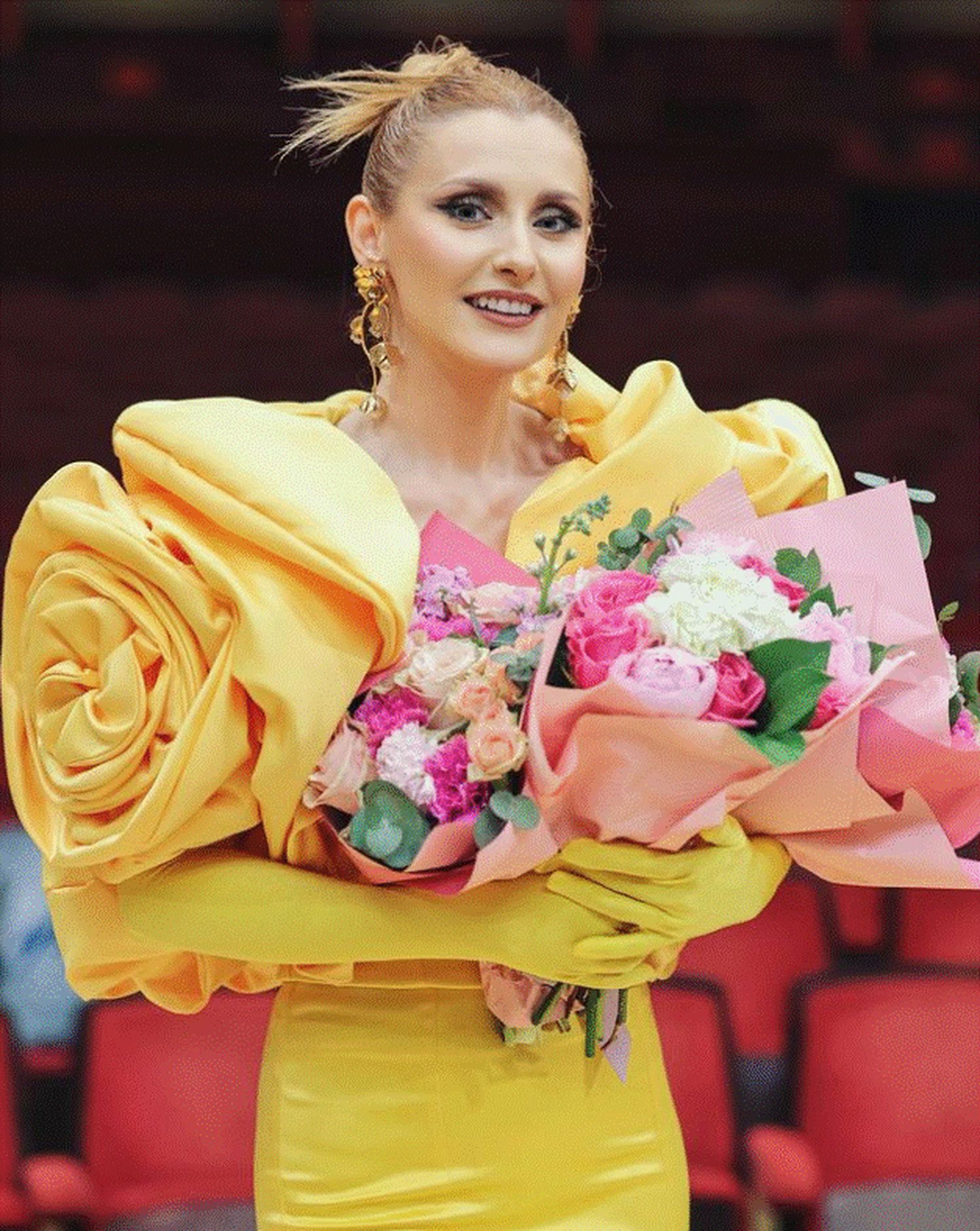 După ce a înșelat-o 11 ani, Alexandru Ciucu se laudă cu un buchet de flori dus soției Alina Sorescu