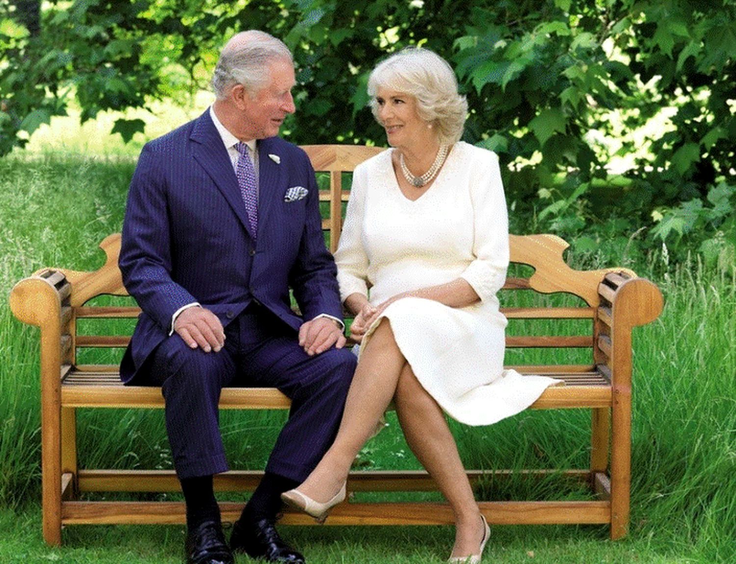 Regele Charles și regina consoartă Camilla, pe scena Eurovision. S-au bucurat ca doi copii