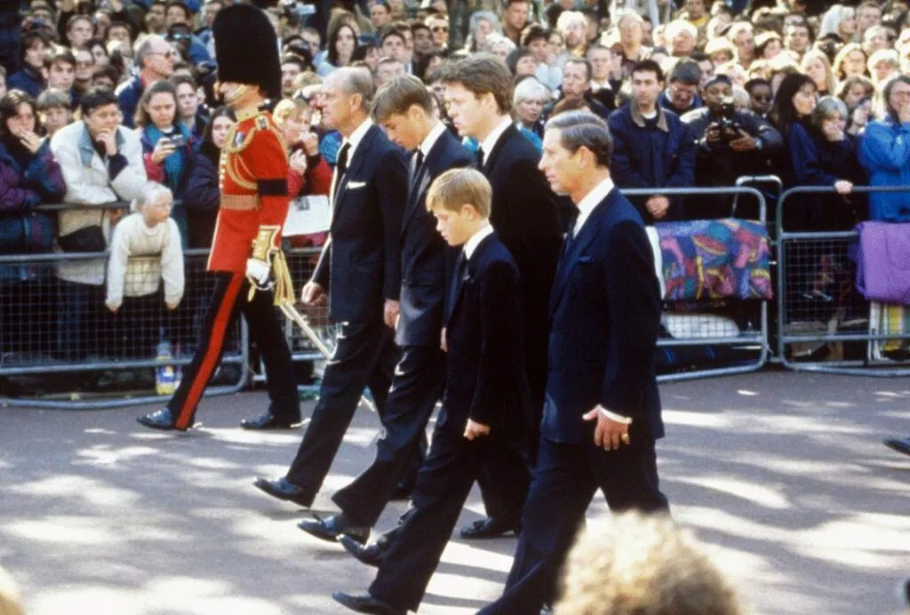 Palatul Buckingham reacționează la dezvăluirile lui Earl Spencer despre Prințesa Diana. Palatul face referire la durere și la memoria afectată de doliu
