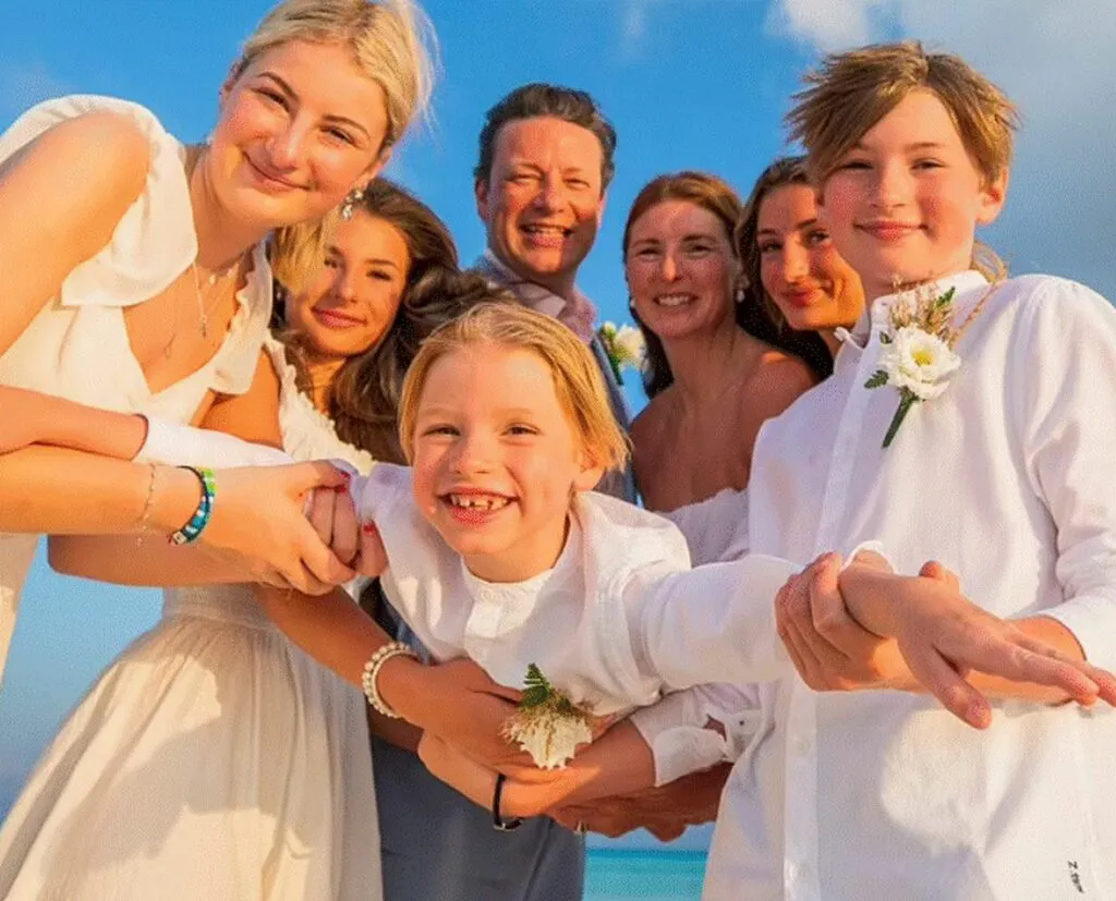 Jamie Oliver a fost etichetat drept „prostul clasei”. Copiii lui au și ei probleme