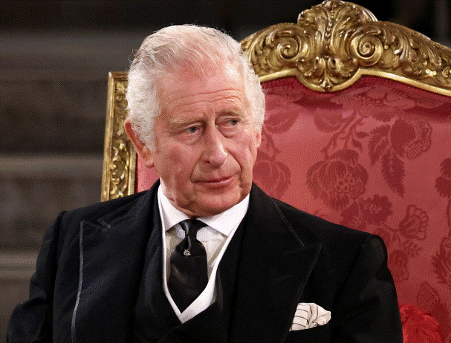 Charles a vrut să-l pună ca naș de botez pentru prințul Harry pe unul dintre cei mai cunoscuți pedofili. I-a trimis trabucuri cubaneze și butoni de aur
