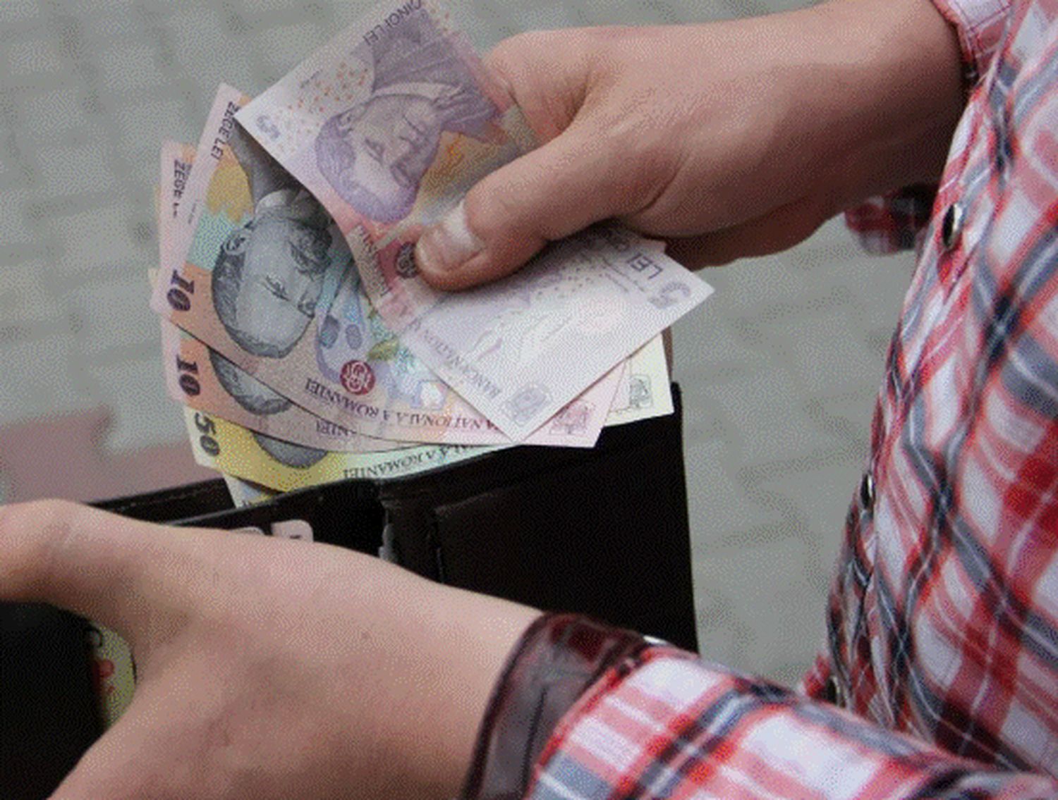 Vin bani! Ce beneficii vrea să ofere statul românilor cu două locuri de muncă și pensionarilor